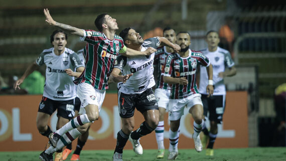 Hulk e Nino em confronto de Atlético x Fluminense (foto: Foto: Pedro Souza / Atlético)