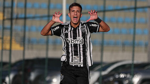 Iseppe comemora gol pelo sub-17 (foto: Foto: Bruno Sousa / Atlético)