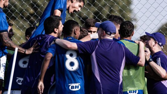 Time de base do Cruzeiro comemorando um gol (foto: WARLEY SOARES / BHFOTO / CRUZEIRO)