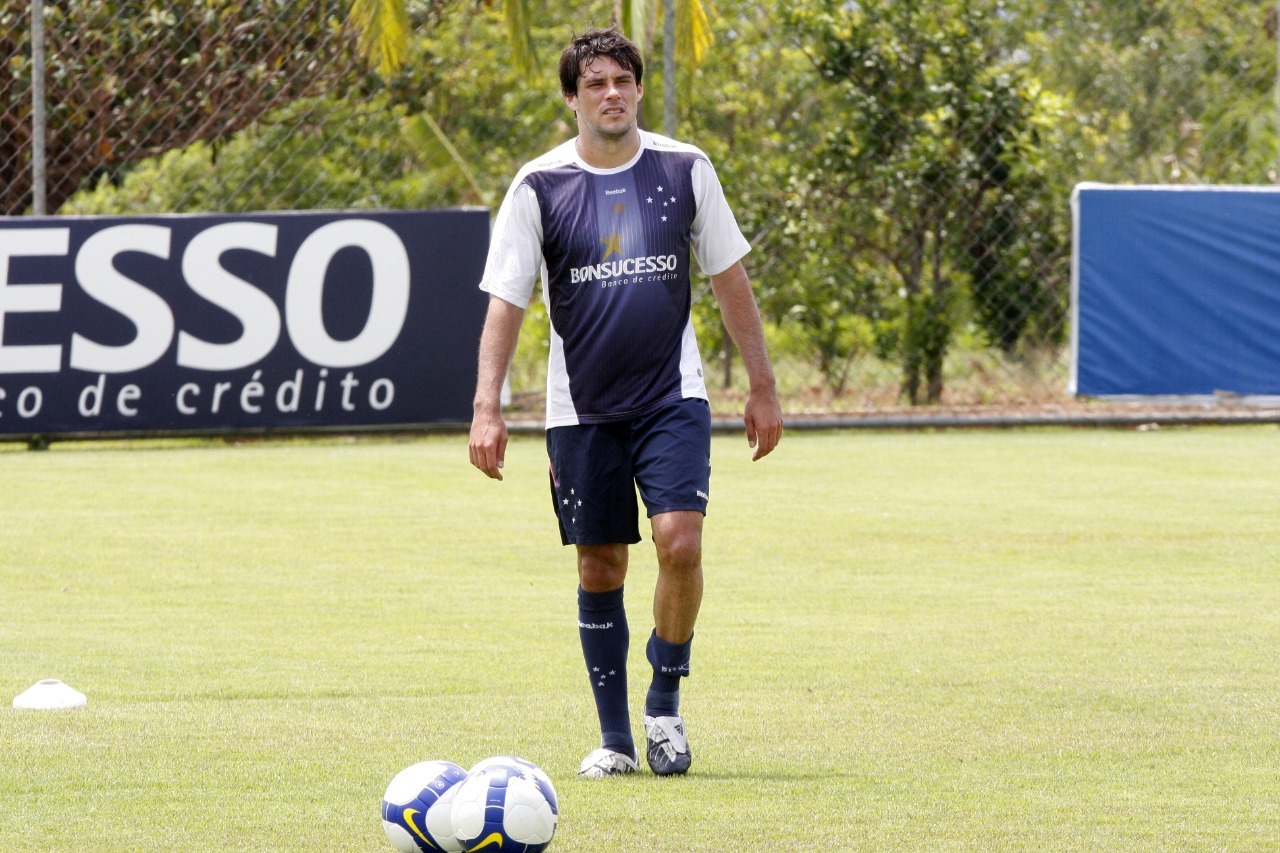 Foto do Fabrício no campo de treinamento do Cruzeiro