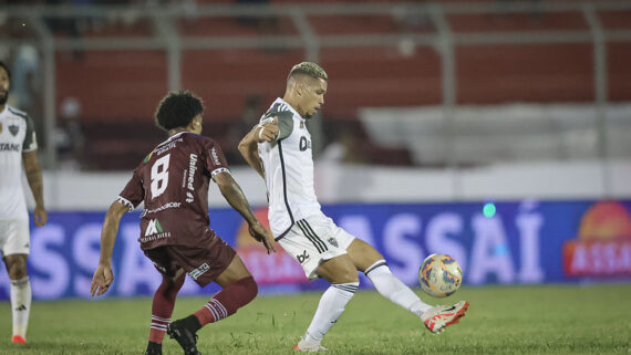 Altura do gramado chamou a atenção em Patrocínio (foto: Pedro Souza / Atlético)