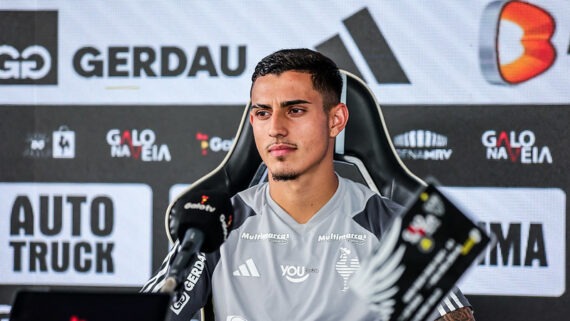 Cadu em coletiva na Cidade do Galo (foto: Pedro Souza / Atlético)