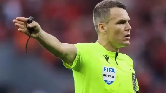 Paulo Cesar Zanovelli apita jogo entre Tombense e Cruzeiro pela semifinal do Mineiro. (foto: (foto: PEDRO H TESCH / GETTY IMAGES))