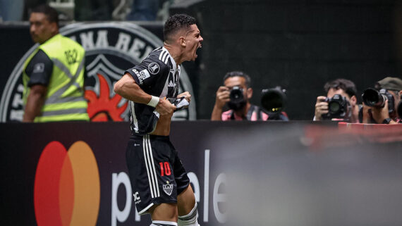 Paulinho comemora gol que garantiu a vitória atleticana (foto: Pedro Souza / Atlético)