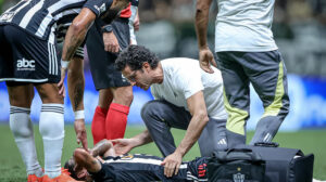 Rubens recebe atendimento de Rodrigo Lasmar após sofrer a lesão no joelho esquerdo (foto: Pedro Souza / Atlético)