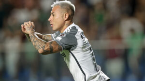 Vargas comemora gol contra o Fluminense (foto: Pedro Souza / Atlético)
