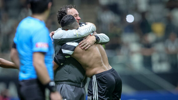 Milito comemora com Hulk o gol marcado diante do Caracas-VEN (foto: Pedro Souza / Atlético)