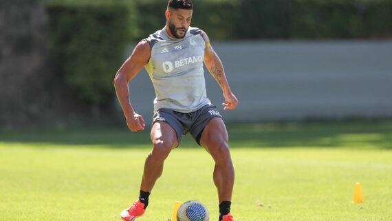 Hulk em atividade física na Cidade do Galo (foto: Paulo Henrique França / Atlético)