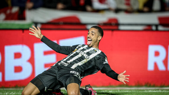 Rômulo comemora gol da vitória contra o Internacional (foto: Pedro Souza / Atlético)
