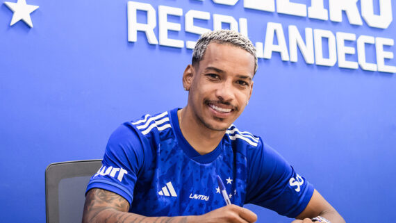 É oficial! Matheus Pereira assina com o Cruzeiro até metade de 2026. (foto: GUSTAVO ALEIXO / TWITTER / CRUZEIRO)