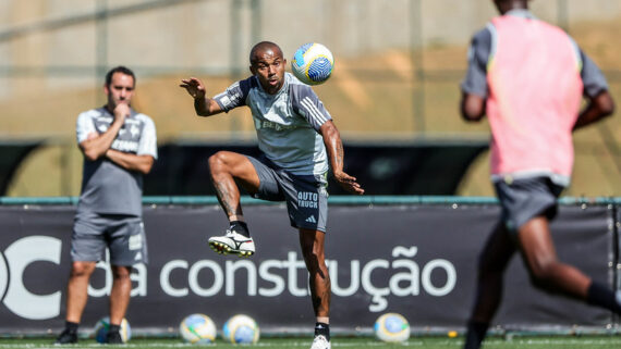 Mariano em treinamento na Cidade do Galo (foto: Pedro Souza / Atlético)