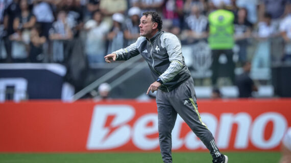 Milito orienta jogadores durante partida contra o Vasco (foto: Pedro Souza / Atlético)