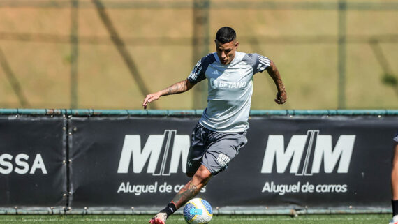 Guilherme Arana em treinamento na Cidade do Galo (foto: Pedro Souza / Atlético)