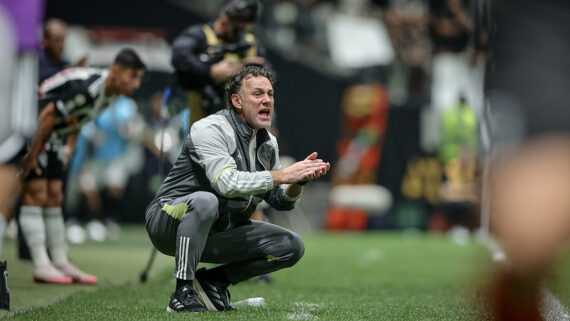 Milito orientando o time durante o confronto contra o Corinthians (foto: Pedro Souza / Atlético)