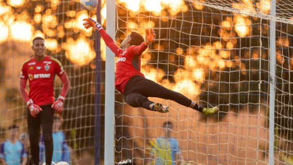 Matheus Mendes em treinamento em Maceió (foto: Pedro Souza / Atlético)