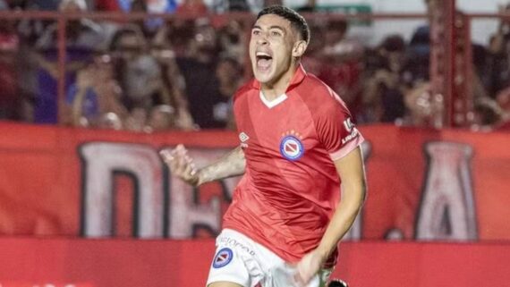 Montiel comemora gol com a camisa do Argentinos Juniors (foto: Divulgação: Argentinos Juniors)