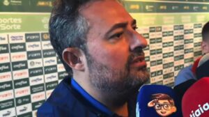 CEO do Cruzeiro, Mattos critica mudança de critério de árbitro em jogo. (foto: REPRODUÇÃO / SAMUCA TV)