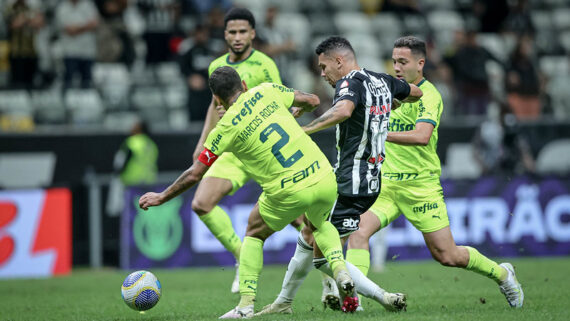 Paulinho foi suspenso pelo STJD e pode ficar de fora do clássico contra o Cruzeiro (foto: Pedro Souza / Atlético)