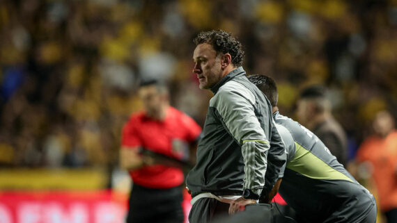 Milito observa seu time diante do Criciúma (foto: Pedro Souza / Atlético)