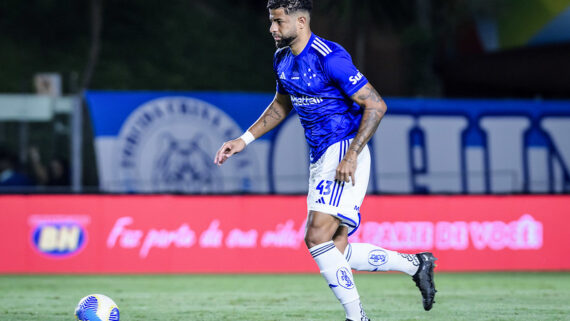 Dos oito pendurados, apenas João Marcelo levou o terceiro amarelo. (foto: Gustavo Aleixo / Cruzeiro)