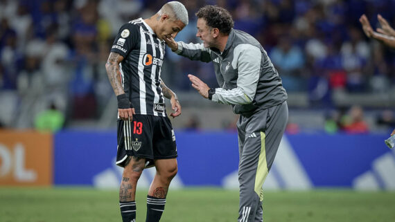 Milito passa orientação para Arana (foto: Pedro Souza / Atlético)