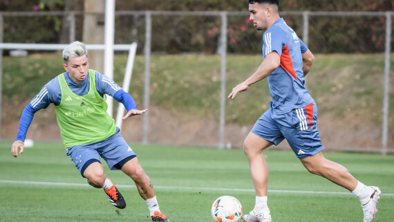 Peralta vem treinando normalmente, mas ainda não estreou pelo Cruzeiro. (foto: Gustavo Aleixo/Cruzeiro)