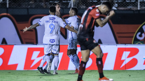 Com dois de Dinneno, Cruzeiro busca empate contra o Vitória. (foto: Gustavo Aleixo/Cruzeiro)