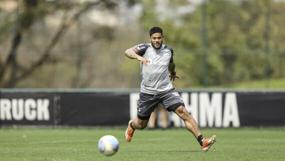 Hulk em trabalho com bola na Cidade do Galo (foto: Paulo Henrique França / Atlético)