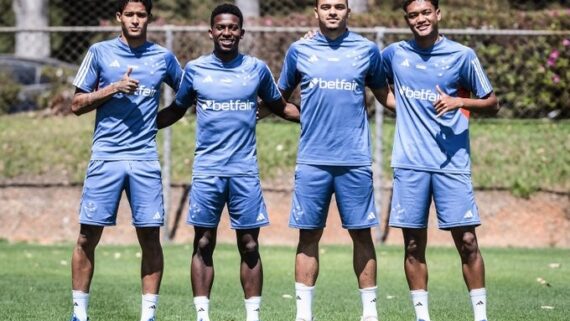 Quatro jogadores do Sub-20 passam a integrar os profissionais. (foto: Gustavo Aleixo / Cruzeiro)