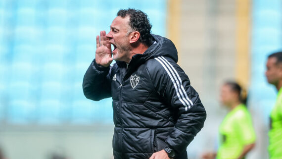 Milito fala em coletiva sobre vitória em Porto Alegre (foto: Pedro Souza / Atlético)