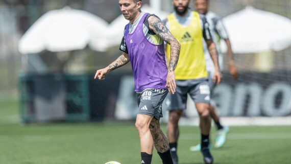 Bernard em treino na Cidade do Galo (foto: Pedro Souza / Atlético)