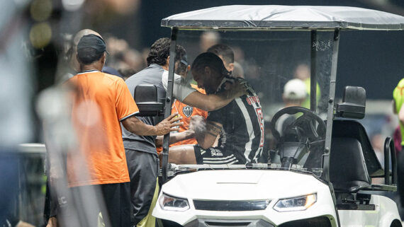 Otávio precisou sair amparado de campo pelo Dr. Rodrigo Lasmar (foto: Pedro Souza / Atlético)