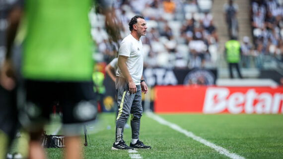 Gabriel Milito na beira do campo na partida contra o Red Bull Bragantino (foto: Pedro Souza / Atlético)