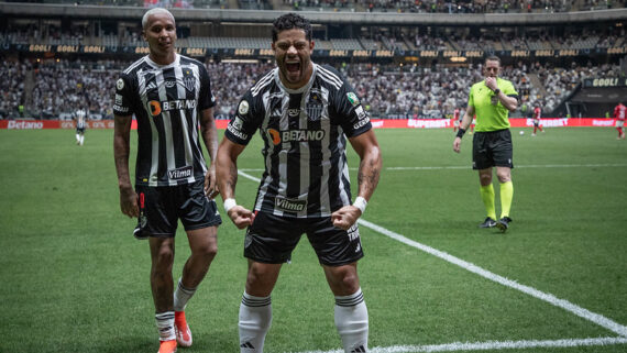 Hulk comemora gol ao lado de Deyverson (foto: Pedro Souza / Atlético)