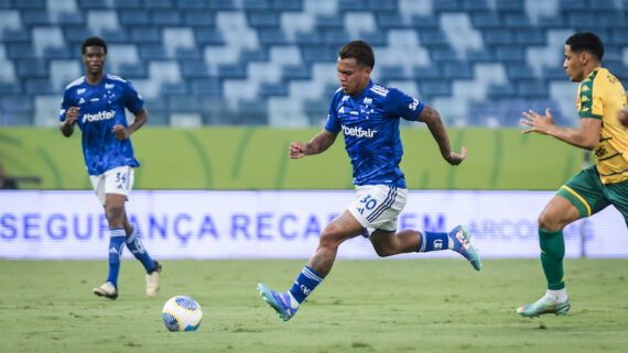 Verón lamenta oportunidades perdidas pelo Cruzeiro. (foto: Gustavo Aleixo / Cruzeiro.)