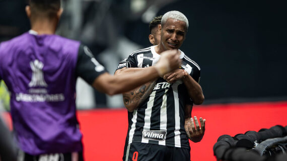 Deyverson comemora o segundo gol na Arena MRV (foto: Pedro Souza / Atlético)