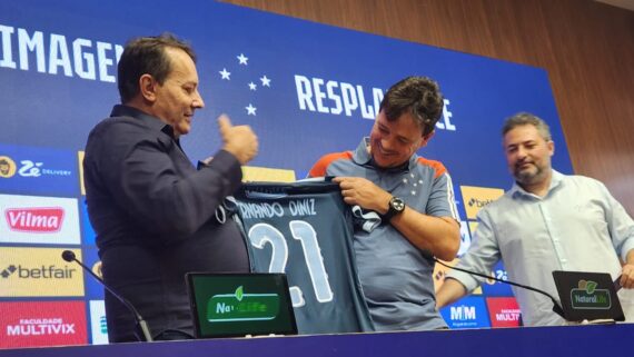 Diniz é apresentado no Cruzeiro. (foto: Stefano Marchesini / Deus me Dibre)