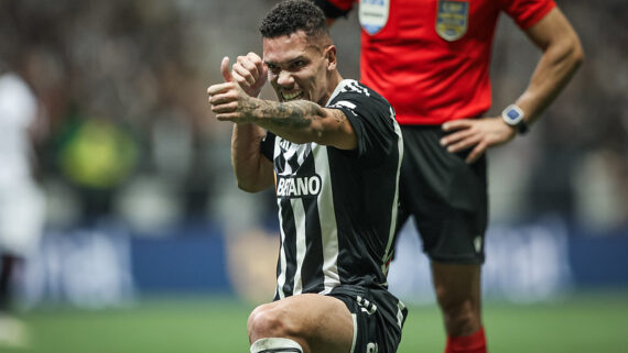 Paulinho comemora gol da virada na Arena MRV, diante do Vasco (foto: Pedro Souza / Atlético)