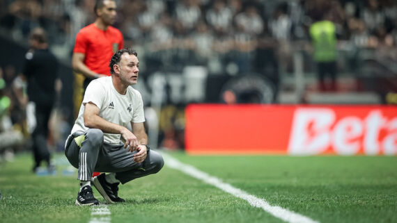 Gabriel Milito observa o jogo (foto: Pedro Souza / Atlético)