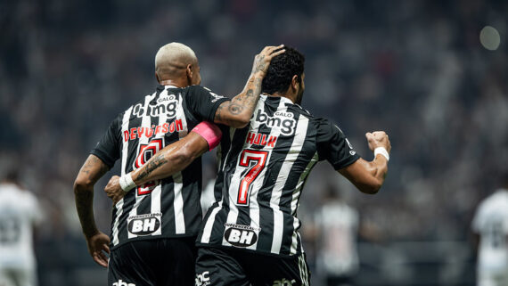 Hulk e Deyverson comemoram gol diante do Grêmio (foto: Pedro Souza / Atlético)