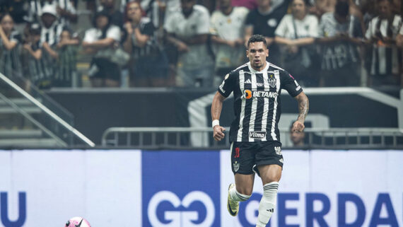 Paulinho em campo contra o Grêmio (foto: Pedro Souza / Atlético)