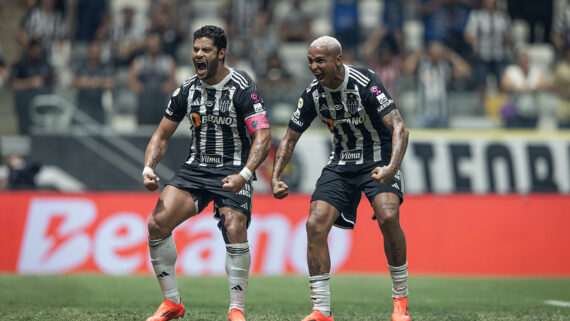 Hulk e Deyverson comemoram gol diante do Grêmio (foto: Pedro Souza / Atlético)