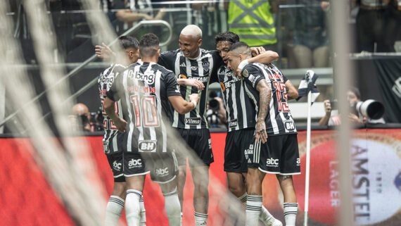 Jogadores atleticanos comemoram gol diante do River Plate (ARG) (foto: Pedro Souza / Atlético)