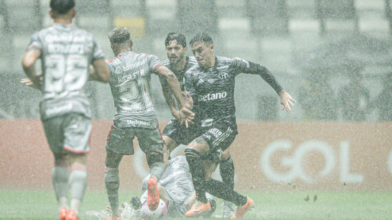 Debaixo de muita chuva, o Atlético foi derrotado pelo Internacional na Arena MRV (foto: Flickr / Atlético)