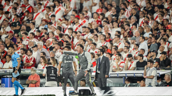 Gabriel Milito orienta a sua equipe no Monumental de Núñez (foto: Pedro Souza / Atlético)