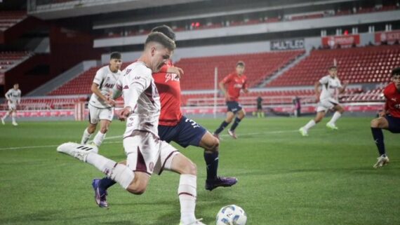 Cruzeiro enfrentará o Lanús pela primeira vez em sua história. (foto: Divulgação / Lanus. )