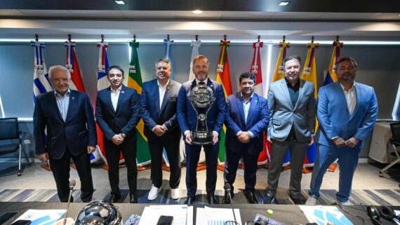 Dirigentes se reúnem com Conmebol para tratar detalhes da final. (foto: DIVULGAÇÃO / CONMEBOL.)