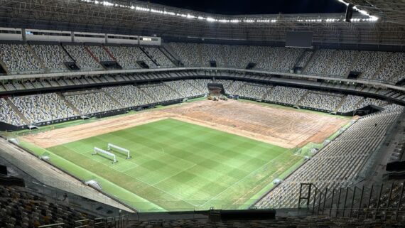 Operação para a troca do gramado da Arena MRV (foto: Divulgação / Atlético)