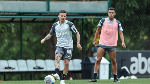 Bernard e Fausto Vera em treinamento na manhã desta segunda-feira (04) na Cidade do Galo (foto: Pedro Souza / Atlético)