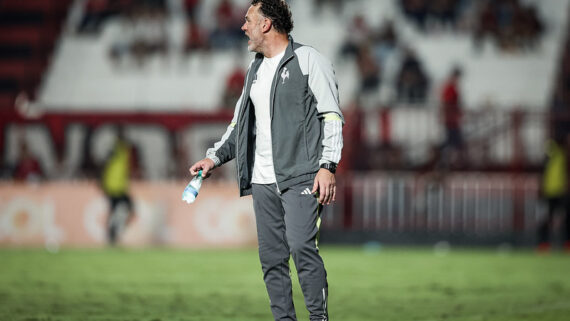 Gabriel Milito observa a equipe na derrota para o Atlético-GO em Goiânia. (foto: Pedro Souza / Atlético)